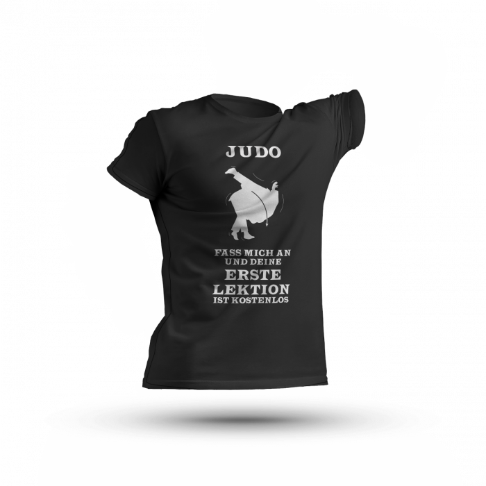SAssist Judo T-Shirt mit Aufdruck auf der Vorderseite "Fass mich an und deine erste Lektion ist kosenlos" und kämpfenden Judoka als Zeichnung.